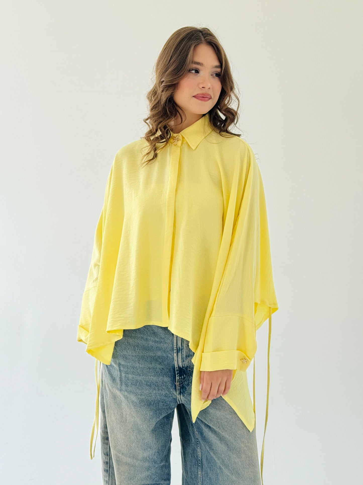 The oversized linen shirt in yellow