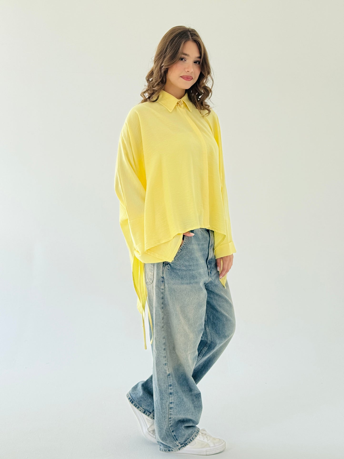 The oversized linen shirt in yellow