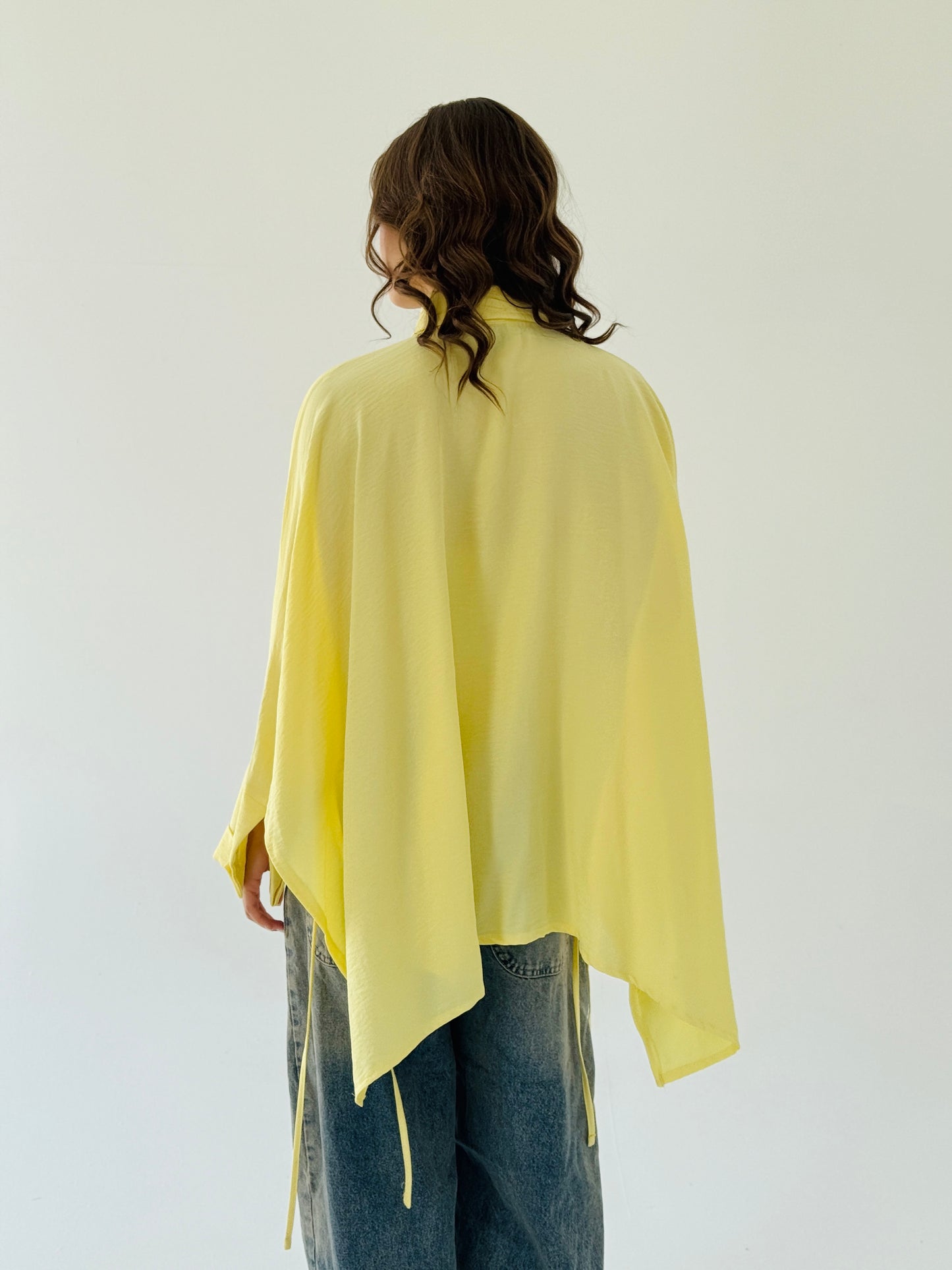 The oversized linen shirt in yellow