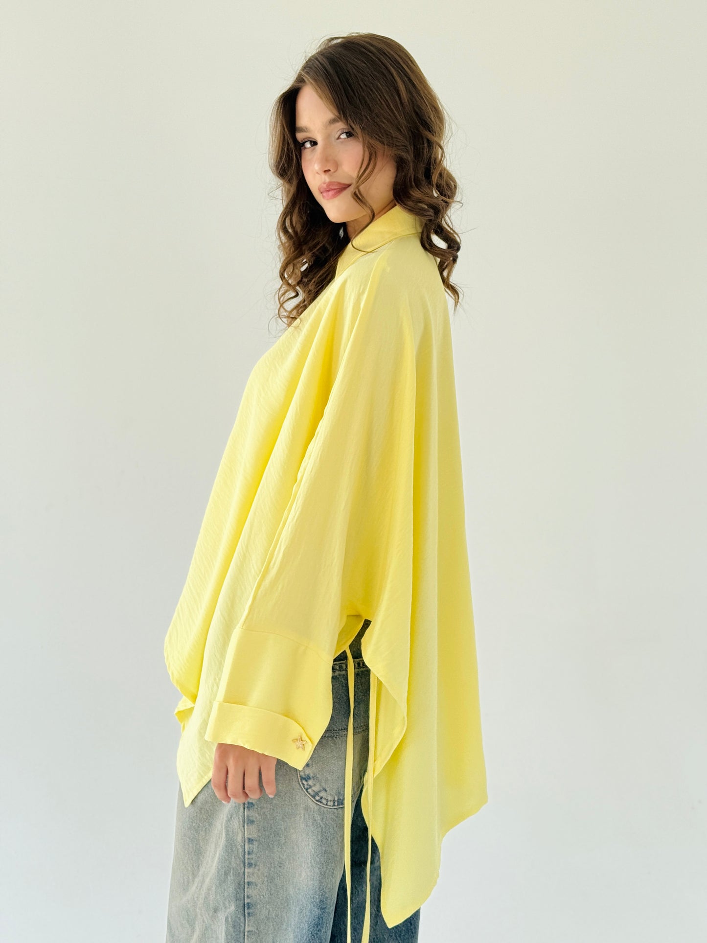 The oversized linen shirt in yellow