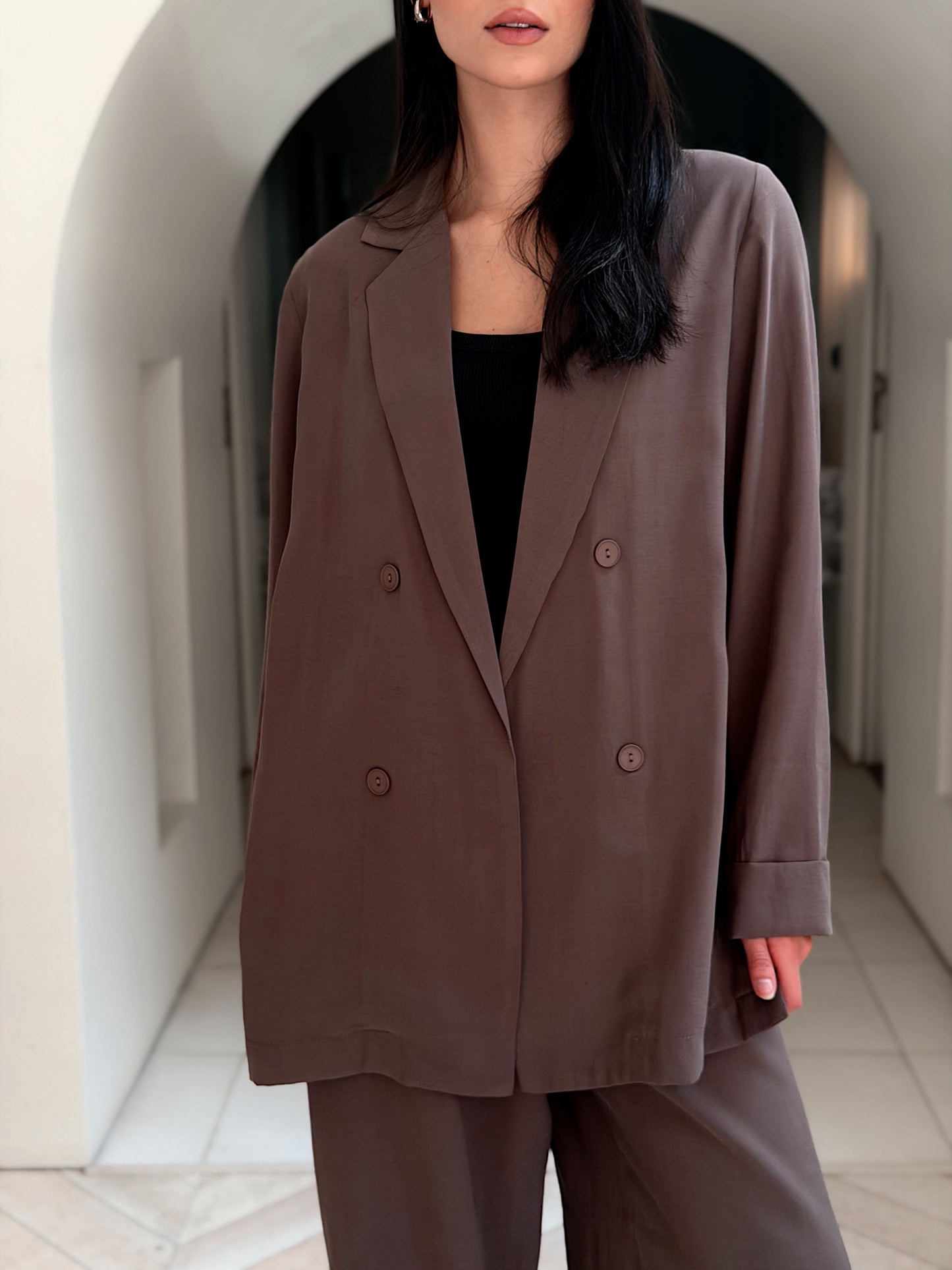 Easy Chic Set in cafe