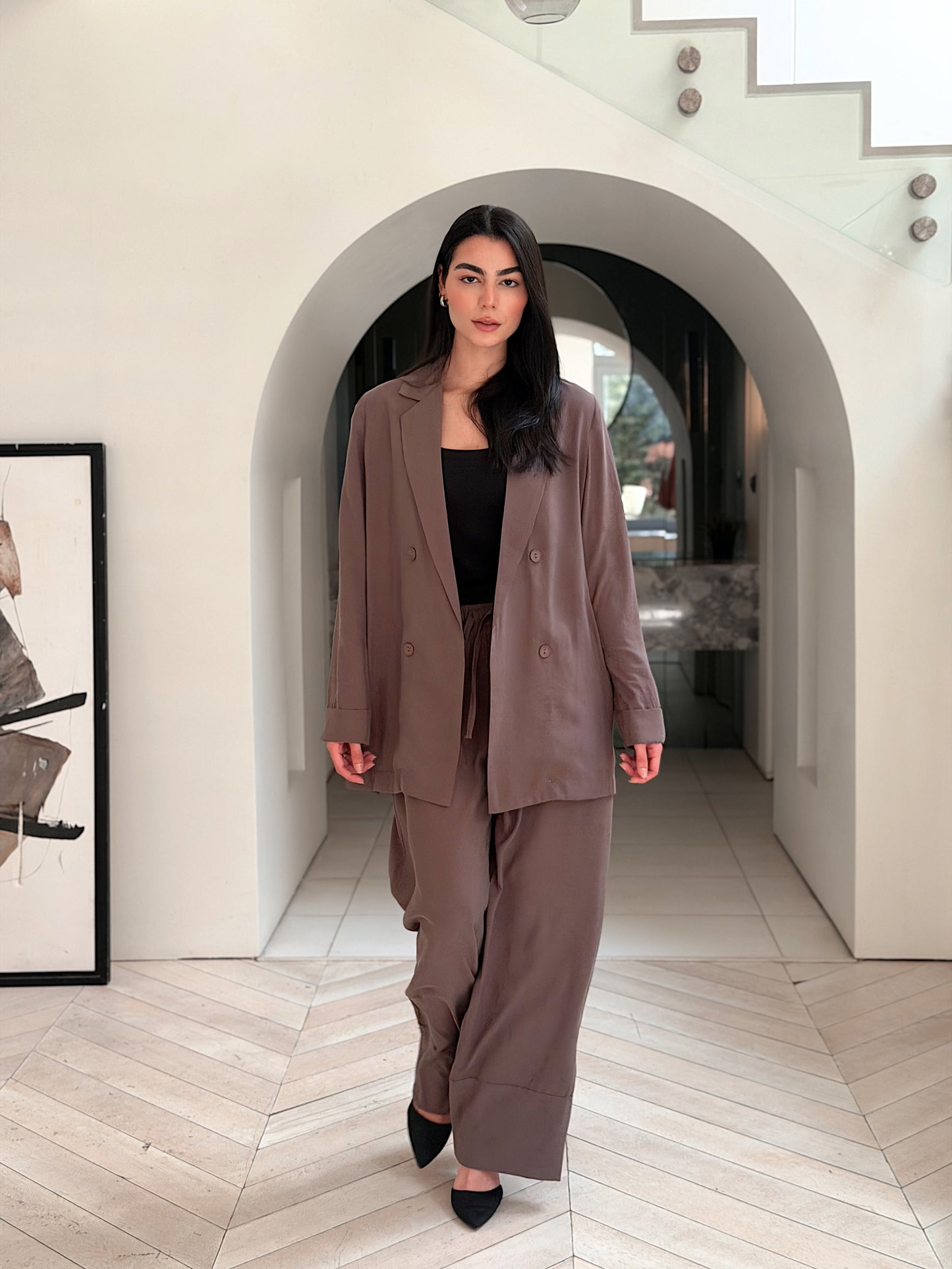 Easy Chic Set in cafe