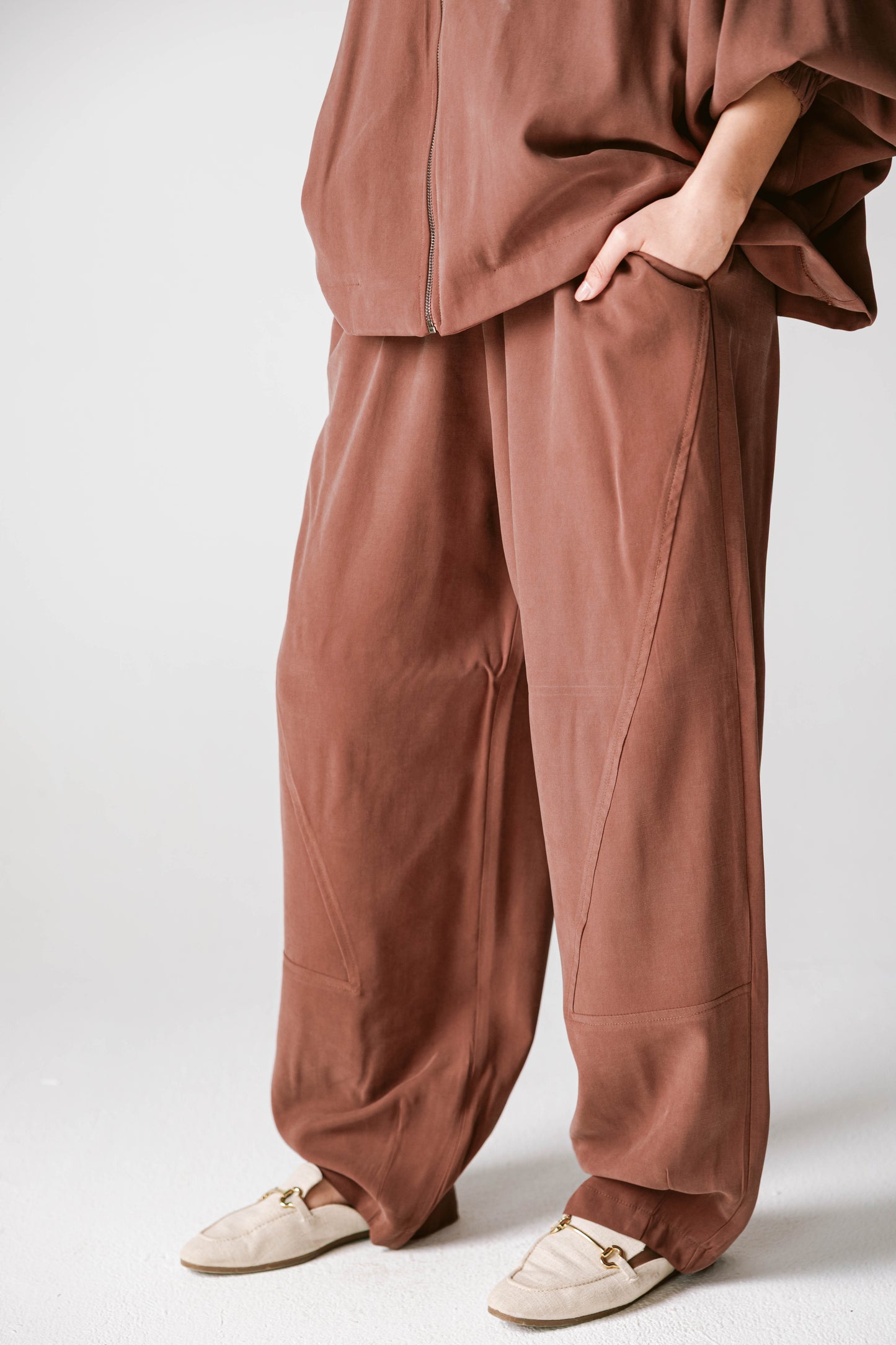 Off Duty Set In Brown